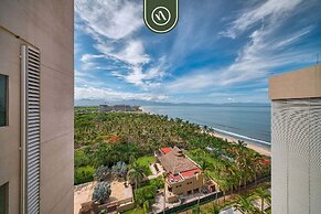 Oceanfront 2 BR Condo - Beach - Restaurant - Gym