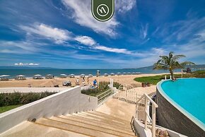 Oceanfront 2 BR Condo - Beach - Restaurant - Gym