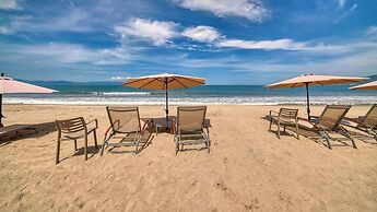 Oceanfront 2 BR Condo - Beach - Restaurant - Gym