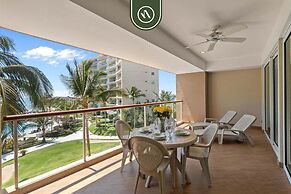 Oceanfront 2 BR Condo - Beach - Restaurant - Gym