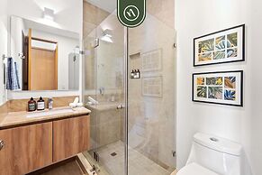 Corner 2 BR Condo - Rooftop Pool With Oceanview