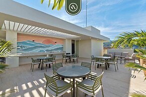 Corner 2 BR Condo - Rooftop Pool With Oceanview