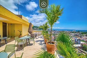 Corner 2 BR Condo - Rooftop Pool With Oceanview