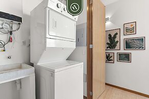 Corner 2 BR Condo - Rooftop Pool With Oceanview