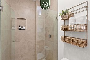 Corner 2 BR Condo - Rooftop Pool With Oceanview