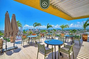 Corner 2 BR Condo - Rooftop Pool With Oceanview