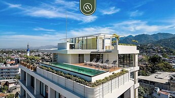 Corner 2 BR Condo - Rooftop Pool With Oceanview