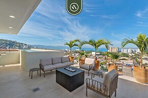 Corner 2 BR Condo - Rooftop Pool With Oceanview
