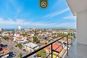 Corner 2 BR Condo - Rooftop Pool With Oceanview