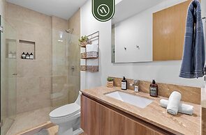 Corner 2 BR Condo - Rooftop Pool With Oceanview