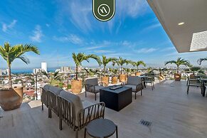 Corner 2 BR Condo - Rooftop Pool With Oceanview