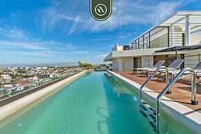 Corner 2 BR Condo - Rooftop Pool With Oceanview