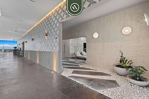 Luxury 2 BR Condo With Dream Pools - Beach - Art