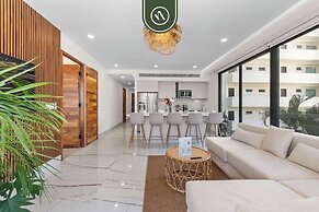 Luxury 2 BR Condo With Dream Pools - Beach - Art
