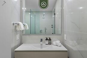 Luxury 2 BR Condo With Dream Pools - Beach - Art