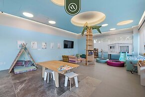 Luxury 2 BR Condo With Dream Pools - Beach - Art