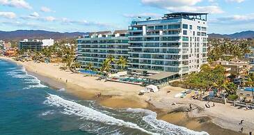 Luxury 2 BR Condo With Dream Pools - Beach - Art