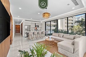 Luxury 2 BR Condo With Dream Pools - Beach - Art