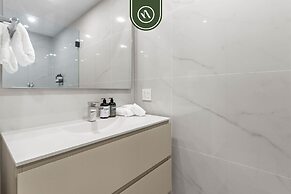 Luxury 2 BR Condo With Dream Pools - Beach - Art