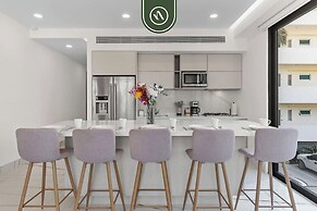 Luxury 2 BR Condo With Dream Pools - Beach - Art