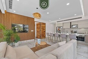 Luxury 2 BR Condo With Dream Pools - Beach - Art