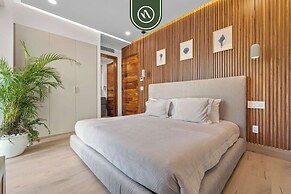 Luxury 2 BR Condo With Dream Pools - Beach - Art