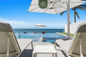 Luxury 2 BR Condo With Dream Pools - Beach - Art