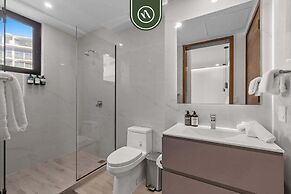 Luxury 2 BR Condo With Dream Pools - Beach - Art