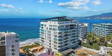 Luxury 2 BR Condo With Dream Pools - Beach - Art