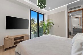 Luxury 2 BR Condo With Dream Pools - Beach - Art