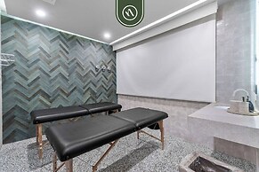 Luxury 2 BR Condo With Dream Pools - Beach - Art