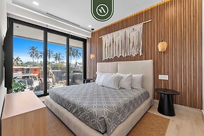 Luxury 2 BR Condo With Dream Pools - Beach - Art