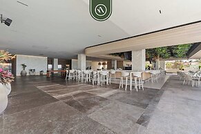Luxury 2 BR Condo With Dream Pools - Beach - Art