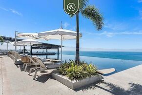 Luxury 2 BR Condo With Dream Pools - Beach - Art