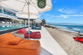 Luxury 2 BR Condo With Dream Pools - Beach - Art