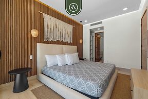 Luxury 2 BR Condo With Dream Pools - Beach - Art
