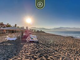Beachfront 2 BR Condo - Beach - Pools - Tennis