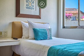 Beachfront 2 BR Condo - Beach - Pools - Tennis