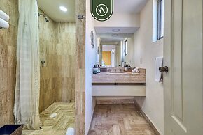 Beachfront 2 BR Condo - Beach - Pools - Tennis