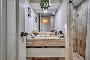 Beachfront 2 BR Condo - Beach - Pools - Tennis