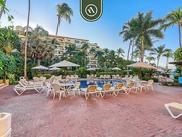 Beachfront 2 BR Condo - Beach - Pools - Tennis