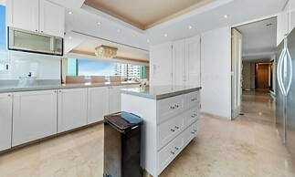 Luxury Oceanfront 4BR Condo - Pool - Ocean View