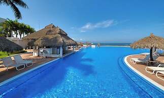 Luxury Oceanfront 4BR Condo - Pool - Ocean View