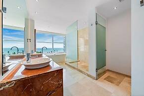 Luxury Oceanfront 4BR Condo - Pool - Ocean View