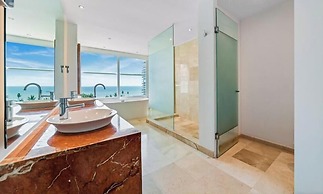 Luxury Oceanfront 4BR Condo - Pool - Ocean View