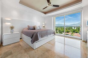 Luxury Oceanfront 4BR Condo - Pool - Ocean View