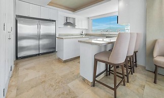 Luxury Oceanfront 4BR Condo - Pool - Ocean View