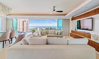 Luxury Oceanfront 4BR Condo - Pool - Ocean View
