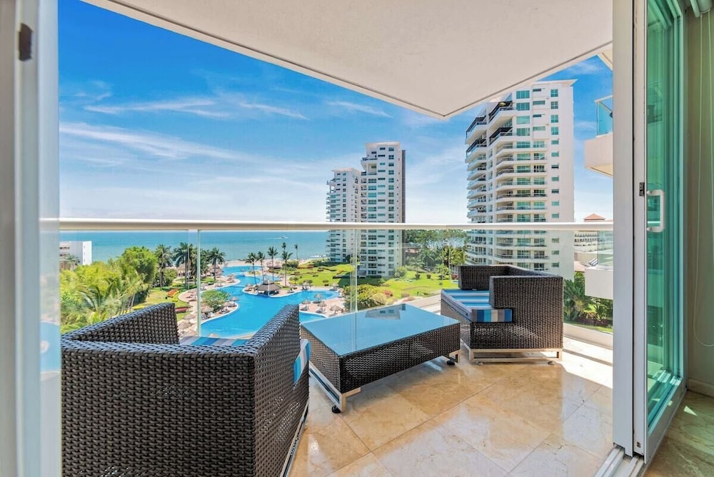 Luxury Oceanfront 4BR Condo - Pool - Ocean View