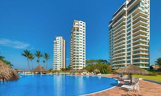Luxury Oceanfront 4BR Condo - Pool - Ocean View